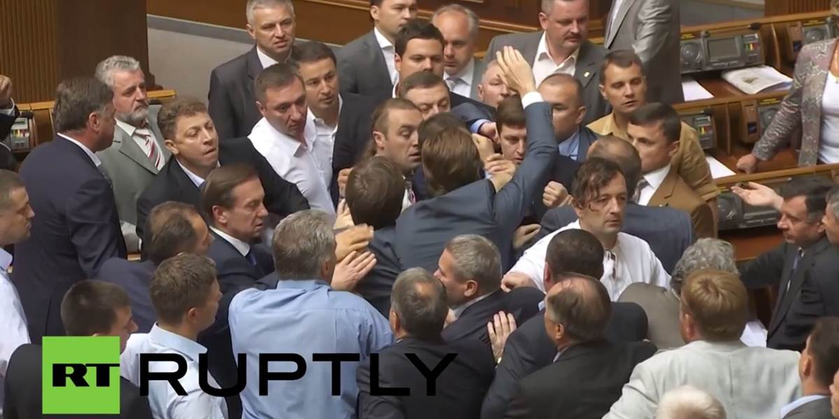 VIDEO V ukrajinskom parlamente sa opäť strhla bitka