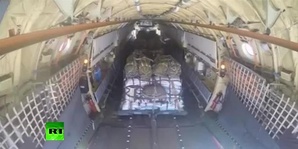 VIDEO Ruské letectvo zhodilo obyvateľom mesta Dajr az-Zaur 50 ton pomoci