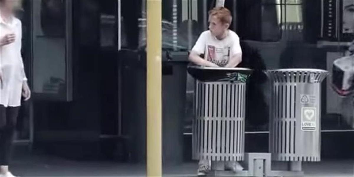 VIDEO Sociálny experiment: Chlapec si hľadal jedlo v odpadkoch, nikto mu nepomohol!