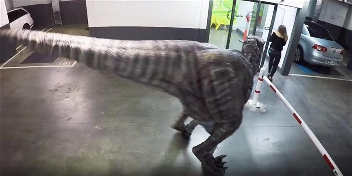 Kruté VIDEO V podzemných garážach útočil "živý" dinosaurus, obete vydesil na smrť
