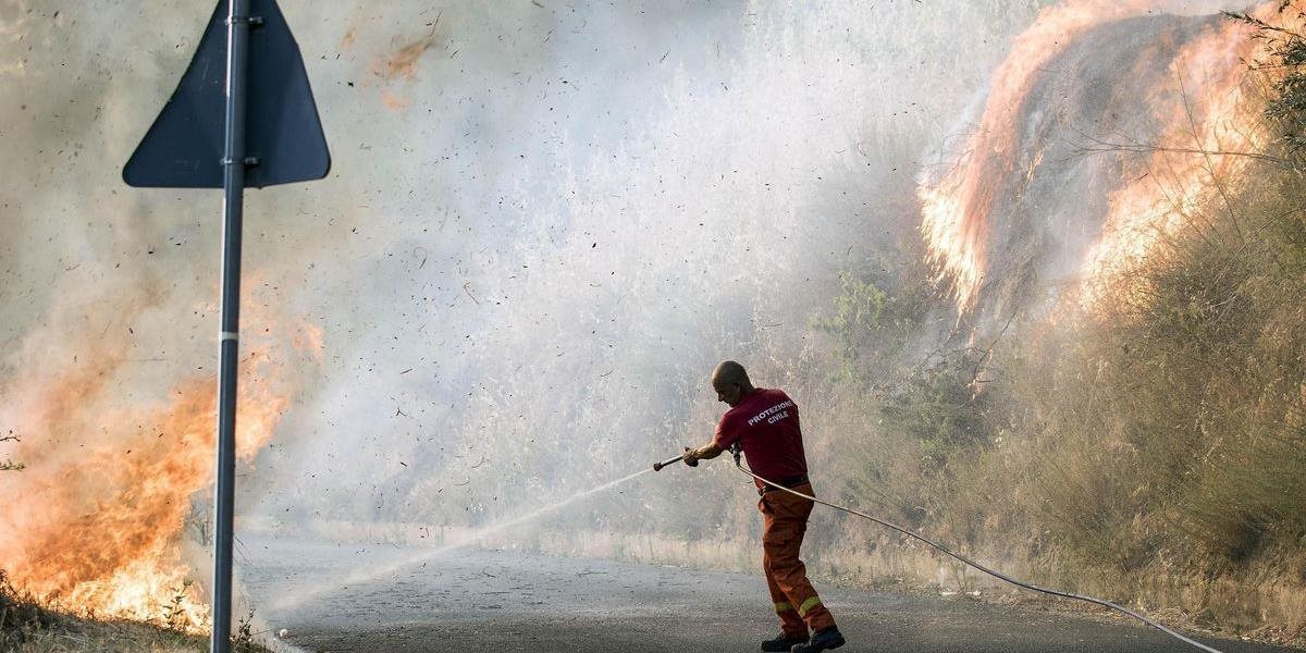 Hasiči bojujú s lesnými požiarmi aj na Francúzskej riviére, v Provensalsku i na Korzike