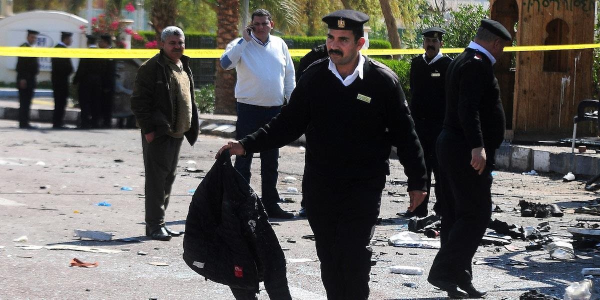 Pri výbuchu nastraženej pozemnej bomby v Egypte zahynulo šesť vojakov