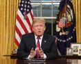 Donald Trump chce ukončiť pohraničnú krízu trvá na stavbe plota