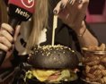 Reportáž Ochutnali sme čierny burger so zlatom!