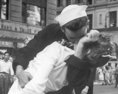 FOTO Zomrel bozkávajúci námorník zo slávnej fotografie osláv konca vojny