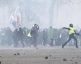 Protivládne protesty si v centre Paríža vyžiadali zásah polície