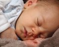 Ďalší novorodenec zomrel na následky obriezky urobenej doma