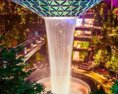 Nová budova singapurského letiska Changi je úchvatnou záhradou s obrím vodopádom