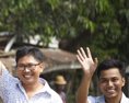 Novinári agentúry Reuters väznení v Mjanmarsku sú na slobode