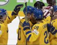 Švédi v dráme zdolali Lotyšov gólom v závere a postúpili do štvrťfinále