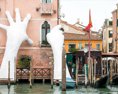 VIDEO Obrie ruky zdvihnuté z vody v Benátkach upozorňujú na globálne otepľovanie