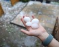 V Košiciach a ich okolí padali krúpy ako golfové loptičky v Poproči spôsobovali preliačiny na autách
