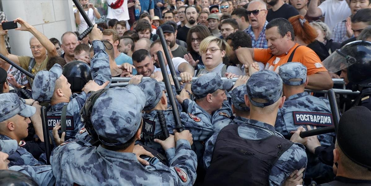Demonštrácie v Moskve si vynútili zadržanie niekoľkých osôb