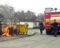 Hasiči bojujú s požiarom kontajnerov v Mlynskej doline v Bratislave