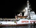 VIDEO Loď s migrantmi po troch týždňoch zakotvila na Lampeduse