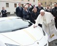 Pápež prevzal symbolický šek za svoje vydražené lamborghini