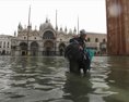 Benátky bojujú s prílivom ulice a námestie sú pod vodou