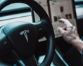 Automobil Tesla narazil v režime autopilota do dvoch stojacich vozidiel