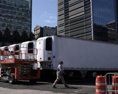 V New Yorku nakladajú mŕtvoly do chladiarenských vozov vysokozdvižné vozíky