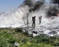 Bratislavskí hasiči naďalej bojujú s požiarom vo Vrakuni