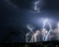 Meteorológovia vydali pre celé Slovensko na piatok výstrahu prvého stupňa pred búrkami