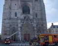 Francúzsku katedrálu v Nantes zachvátil požiar stovky hasičov sú v pohotovosti