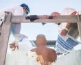 Muž strávil rekordné dve a pol hodiny v boxe s ľadovými kockami