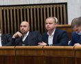 Niektorí poslanci ĽSNS nemali v parlamente rúška Šeliga sa už obrátil na súd