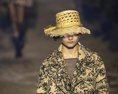 Prehliadku značky Dior narušila módna aktivistka Takýto bol jej odkaz