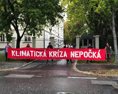 Aktivisti blokujú Úrad vlády a päť ministerstiev požadujú riešenia klimatickej krízy