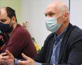 Slovensko boj s pandémiou prehráva. Komora lekárov prosí svojich kolegov v zahraničí o návrat domov