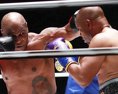 Mike Tyson predviedol v ringu svoju výbornú formu zápas sa skončil remízou a vzájomnými objatiami