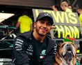 Hamilton predĺžil s Mercedesom len o jeden rok chystá sa veľký prestup?