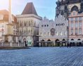 Staromestské námestie v Prahe pokrylo vyše 22tisíc krížov nakreslených bielou kriedou
