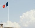 Francúzsko zatvorí školy a zakáže vnútroštátne cestovanie