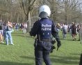 V Belgicku sa na falošnom prvoaprílovom koncerte zúčastnilo 2000 ľudí napriek pandémii. Polícia ich rozohnala vodným delom