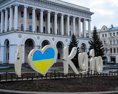 Kyjev na dva týždne sprísňuje lockdown. Nemocnice v meste sú plné