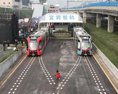 Neuveriteľné! Čína má samoriadiaci dopravný prostriedok ktorý nepoužíva koľaje a jazdí po virtuálnej železnici