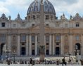 Bývalí členovia Vatikánu čelia obvineniam z korupcie a sprenevery miliónov eur Svätej stolice