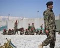 Taliban vyhráva niektoré krajiny v Afganistane uzavreli konzuláty a Tadžikistan posilňuje hranice
