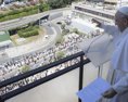 Pápež František sa po operácii objavil na verejnosti. Ľudí pozdravil z nemocničného balkóna