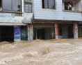 VIDEO Povodne v Číne spôsobili 12 úmrtí. Evakuovali státisíce ľudí
