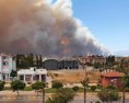 V tureckej Antalyi vypukol požiar na štyroch miestach! Oheň sa pokúša zastaviť 15 helikoptér!