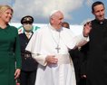 AKTUALIZOVANÉ Pápež priletel do Bratislavy na oficiálnu návštevu Slovenska! Na letisku ho čakalo vrúcne privítanie