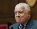 Za problémy Miloša Zemana môžu cigarety a alkohol tvrdí Václav Klaus