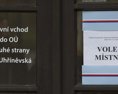 Zamestnanec radnice uväznil komisiu vo volebnej miestnosti v Brne