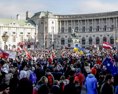 Vo Viedni protestovalo proti novým opatreniam približne 30 000 ľudí