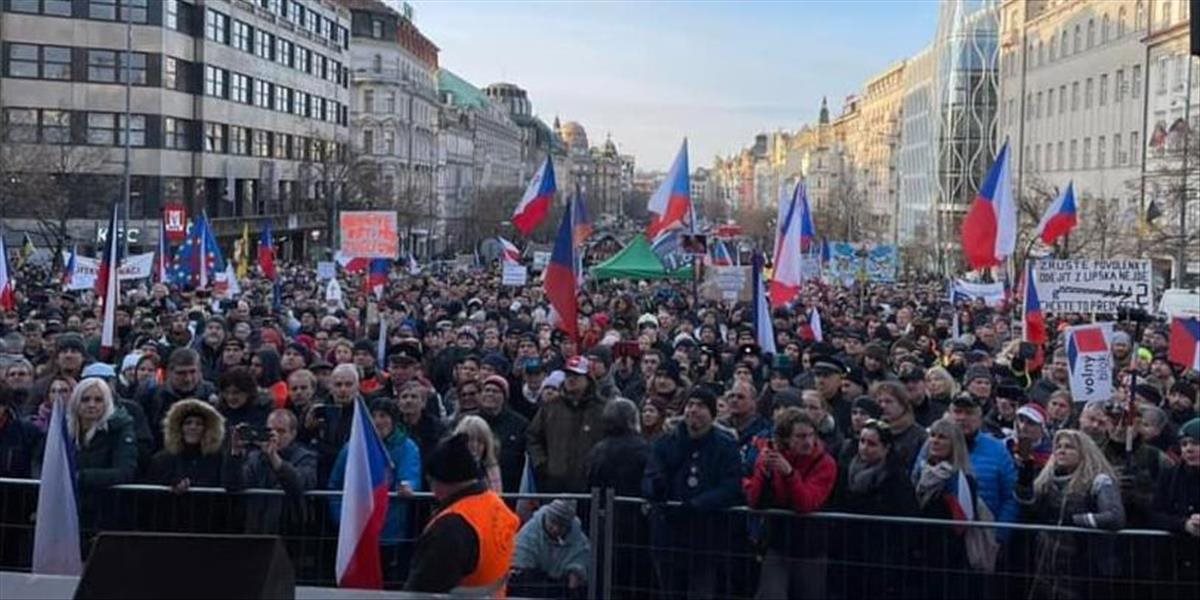 Tisíce ľudí protestujú v Prahe proti povinnému očkovaniu