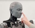 VIDEO Robot Ameca poriadne vydesil výskumníkov! Inštinktívne odstrčil ruku konštruktéra