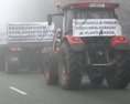 Protestujúci farmári traktormi úplne zablokovali priechod Dargov
